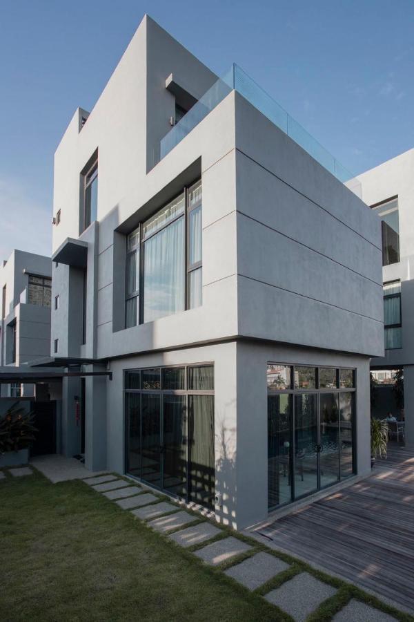 Lavanya H Villa 12A Luxury Bungalow With Private Swimming Pool H 豪华泳池别墅 Pantai Cenang  Exterior photo
